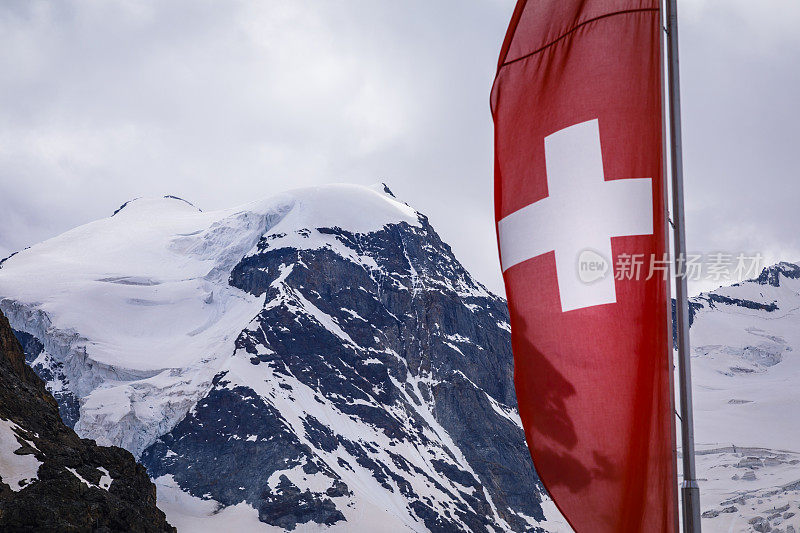 瑞士国旗和戏剧性的阿尔卑斯山景观从Diavolezza和Piz Bernina -恩加丁-瑞士